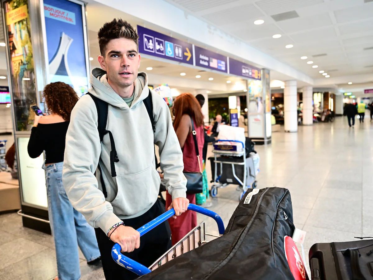 Arcalis1997's tweet photo. Wout van Aert has arrived in Canada 🛬

Photos by Peter De Voecht 📸

#UCIRoadWorlds #Montréal2026 https://t.co/9KL6uIGonb