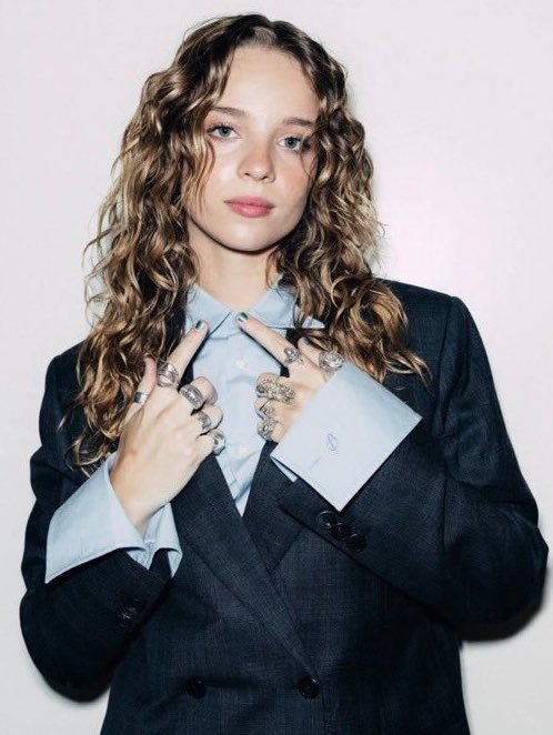 InfoBillieBR's tweet photo. LINDAS! A atriz Bo Bragason disse em uma recente entrevista que Billie Eilish é uma de suas inspirações na moda. 💙 https://t.co/xLC3oCFv88