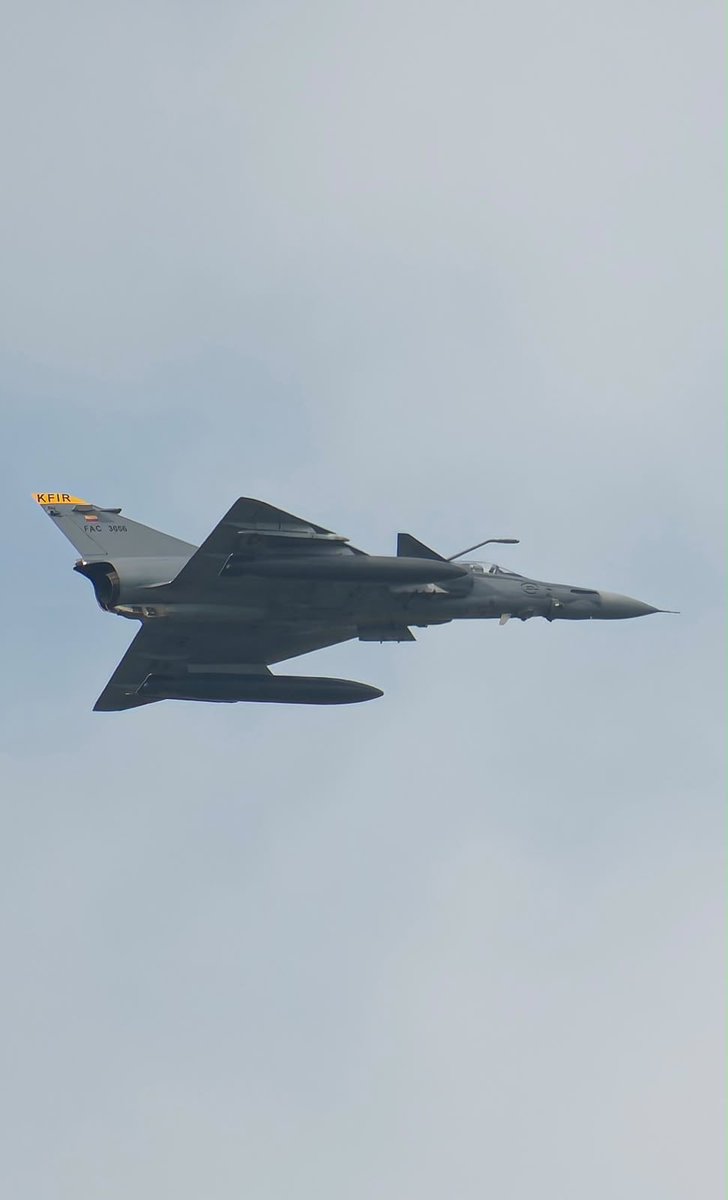 mindefensa's tweet photo. Los aviones caza Kfir de la @FuerzaAereaCol surcan el cielo del Caribe y fortalecen la seguridad en Magdalena y La Guajira.

Con sus capacidades de vigilancia e interdicción aérea, estas aeronaves realizan misiones sobre puntos estratégicos y la zona urbana de Santa Marta.

Desde el aire, imponen presencia, amplían el control territorial y respaldan las operaciones de la Fuerza Pública en la región.