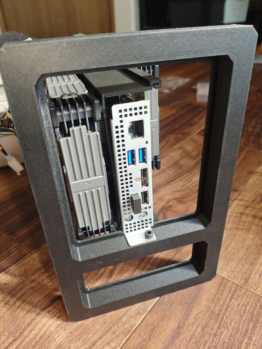 day206s16's tweet photo. AMD BC-250ケース作成

インサートナットは構造上ハンダごてが使えないので、ボルトに通しライターで炙って挿入。
まだ片側だけだけどこんな感じ。
残りはプリント中👾 https://t.co/cnLK91i5hK