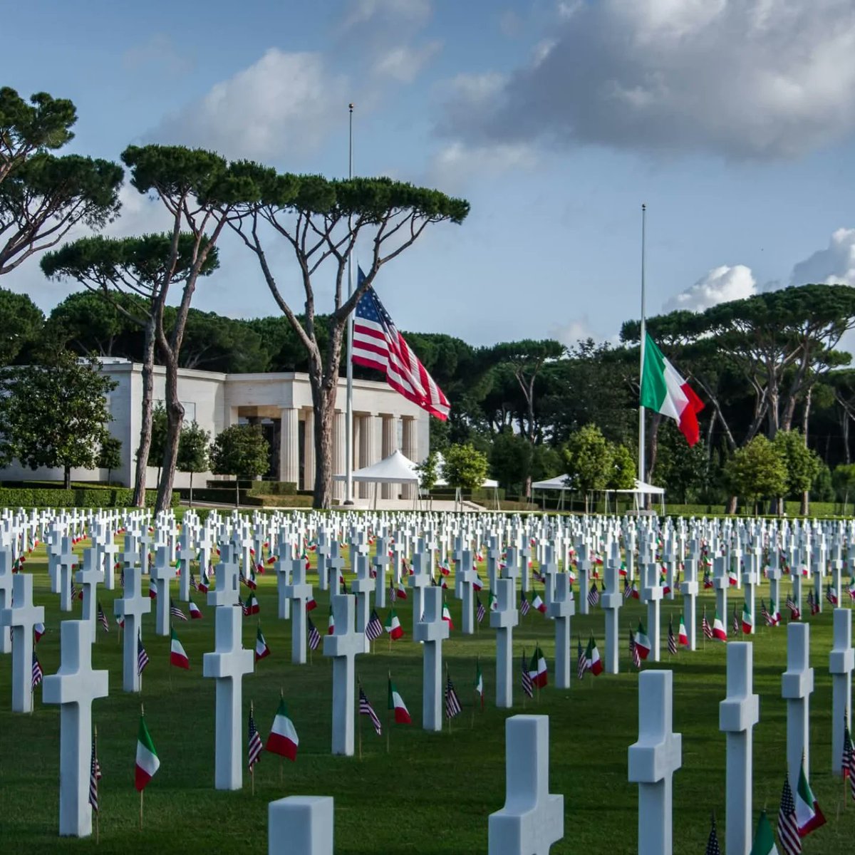 noclador's tweet photo. No, Naples' population did not "liberate the city from the nazis" by throwing "bathtubs at them".
Nor did the around 100,000 Italian partisans "liberate Italy from fascism".

The 1.4+ million allied troops from 🇺🇸🇬🇧🇮🇳🇨🇦🇫🇷🇵🇱🇮🇹🇿🇦🇳🇿🇧🇷🇮🇱🇬🇷🇳🇵did. And did so at the cost of 80,000+ KIA. https://t.co/YWUnpBqcXU