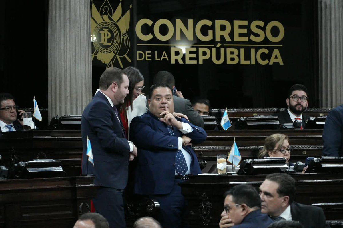 lahoragt's tweet photo. #AhoraLH | Mientras diputados discuten la aprobación de la exoneración de impuestos, los diputados Allan Rodríguez, Alexandra Ajcip y Álvaro Arzú Escobar conversan. 
✍️📷: Joel Maldonado https://t.co/MW9I8y8Mpd