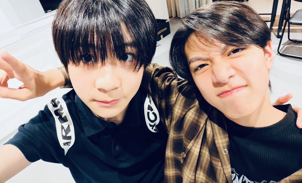 HAL_yoisyo's tweet photo. 写真撮る時、肩に手回しがちなハル坊 https://t.co/fAczqnUVJD