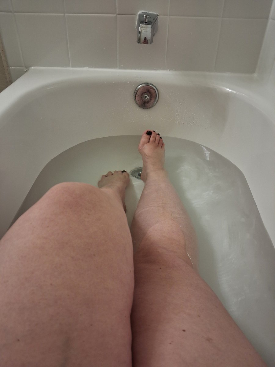 alelynn1230's tweet photo. First bath in the new apartment 🤗 https://t.co/ek0VvhtEy6