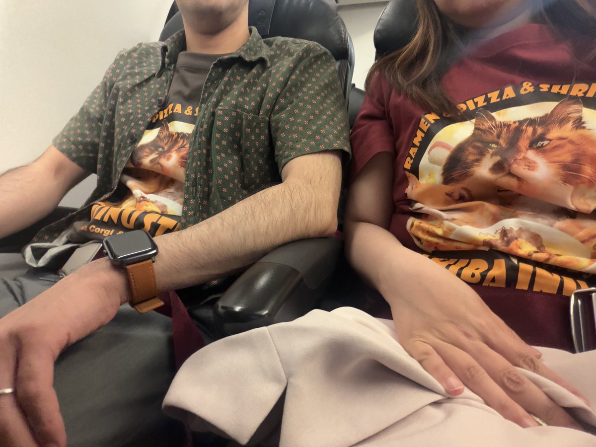 Akikoooono's tweet photo. そういえば、写真撮ってなかったと思い、帰りの飛行機でパシャリ📷
グッズも購入できたし、一緒に写真も撮ってもらったし、最高だった❤️
今回の旅行のいい締めくくりになりました☺️ https://t.co/dSGGsQDFMY