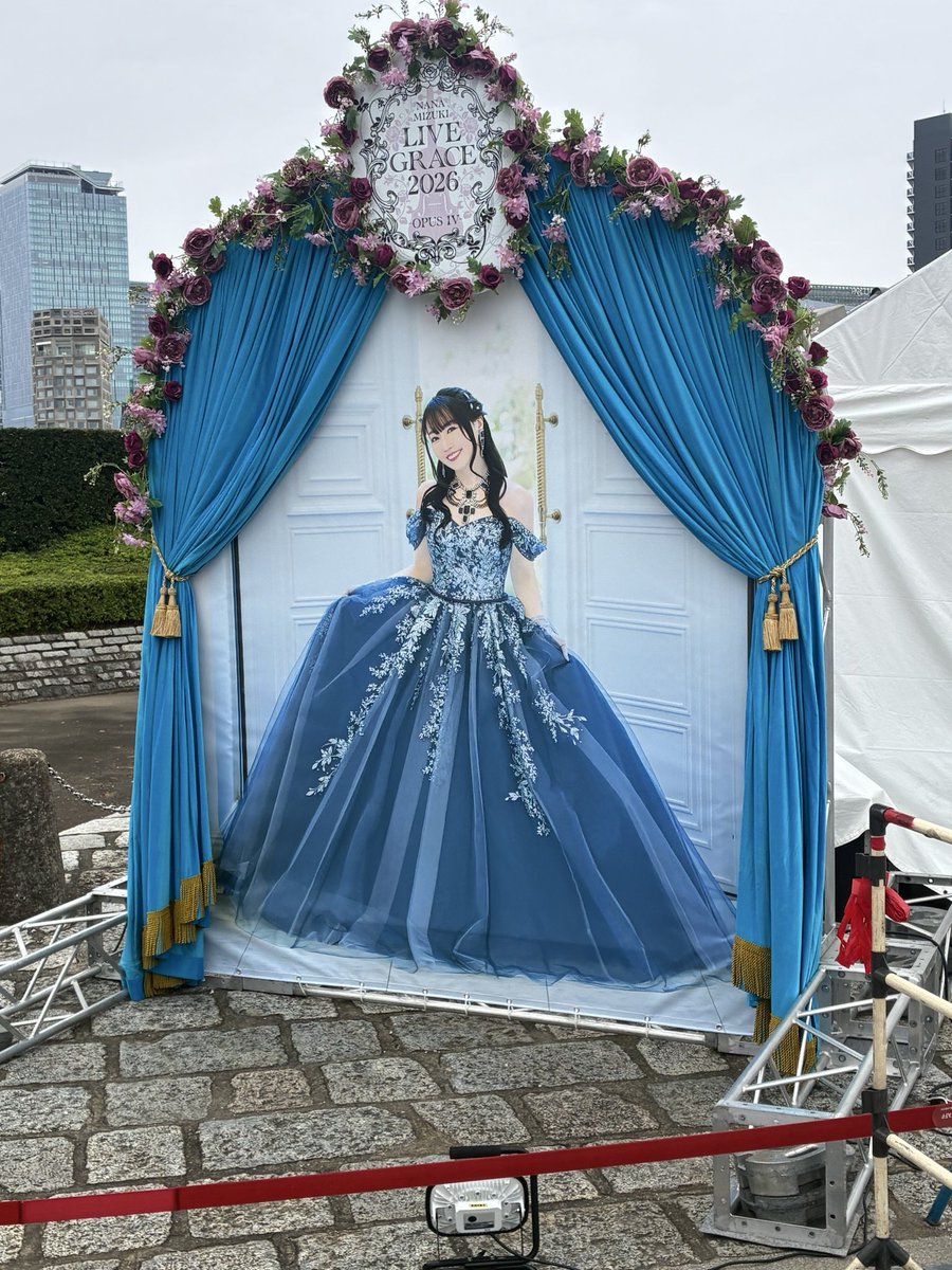 mokichi_will's tweet photo. 始発で家を出て現地到着したが…
物販待機列既にヤベぇ…😛 https://t.co/OsWhAnl0Y0
