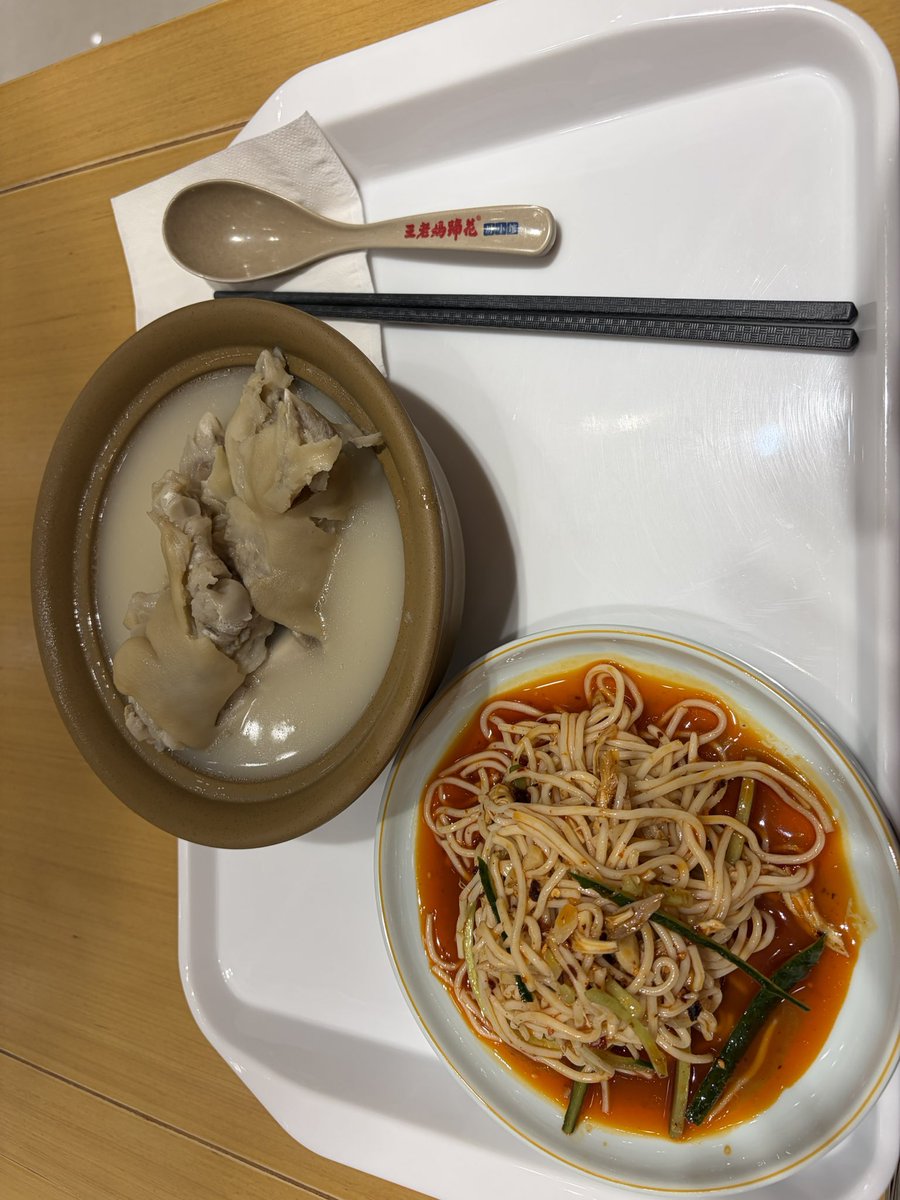 kuwaevo's tweet photo. 朝食は天府空港の出国ゲートを通過してすぐ左のお店で。
豚足の食べにくいバージョンみたいな感じで、スープもあっさりしすぎていて、これなら日本の豚足煮込みのほうが美味しいです。 https://t.co/Wvg5MtMhma