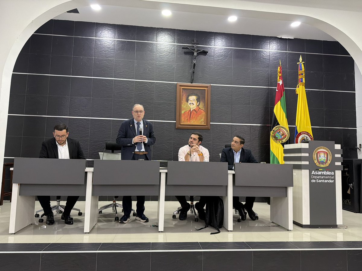 hugoacardozo's tweet photo. Con gran honor recibimos en la @addsantander al Dr. Andreas Paulus, destacado jurista internacional, vicedecano de la facultad de derecho de la Universidad de Göttingen y exmagistrado del Tribunal Constitucional Federal de Alemania.

Su presencia en Santander representa una valiosa oportunidad de intercambio académico en el ámbito del derecho internacional  y constitucional.