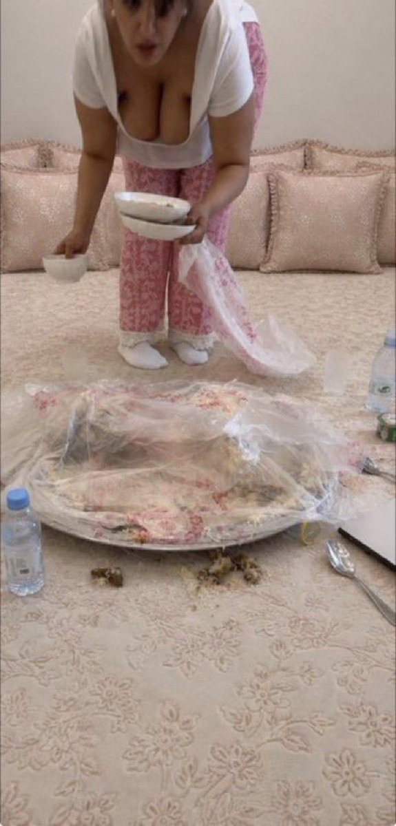 alzbab02's tweet photo. فيه نوعين لما يشوف صدر وحده من محارمه لما اطبس قدامه 🥵👀 
النوع الاول : يقعد خاطرة يرضعهن ويلعب بيهن وينيكها بقوة 🔥💦
النوع الثاني : زبه يقطر ويقعد يتخيل فيها وهيا تحت الفحول وديما يشم ف ستياناتها🤤 https://t.co/0602vxVm5k