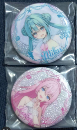 DailyNegitoro's tweet photo. Day 768: Good smile prize f glitter can badges #初音ミク #巡音ルカ #ネギトロ #negitoro #mikuluka #VOCALOID https://t.co/PBAkDRk8mS