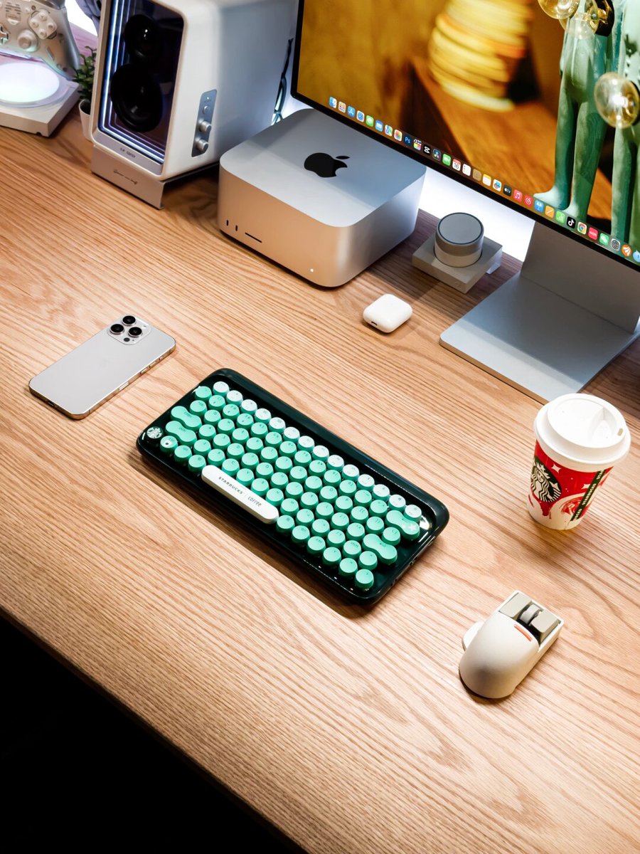 RonLitchfind's tweet photo. This is 10 mins of office secret joy https://t.co/x4pJ8emWbk