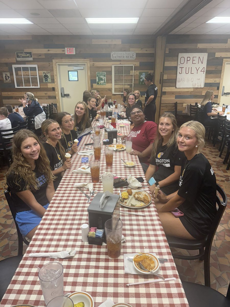 lhs_wildcat_sb's tweet photo. Tonight was our first team bonding, and a special one it always is!! We ❤️ our “Shealy’s &amp; Shealy” night!! Good food and fellowship- and then getting to go surprise the best character coach there is and support her and her team!! We ❤️ you Coach Shealy!!! 
@EppsCoach @jshealy1318 https://t.co/HIj1zylfpV