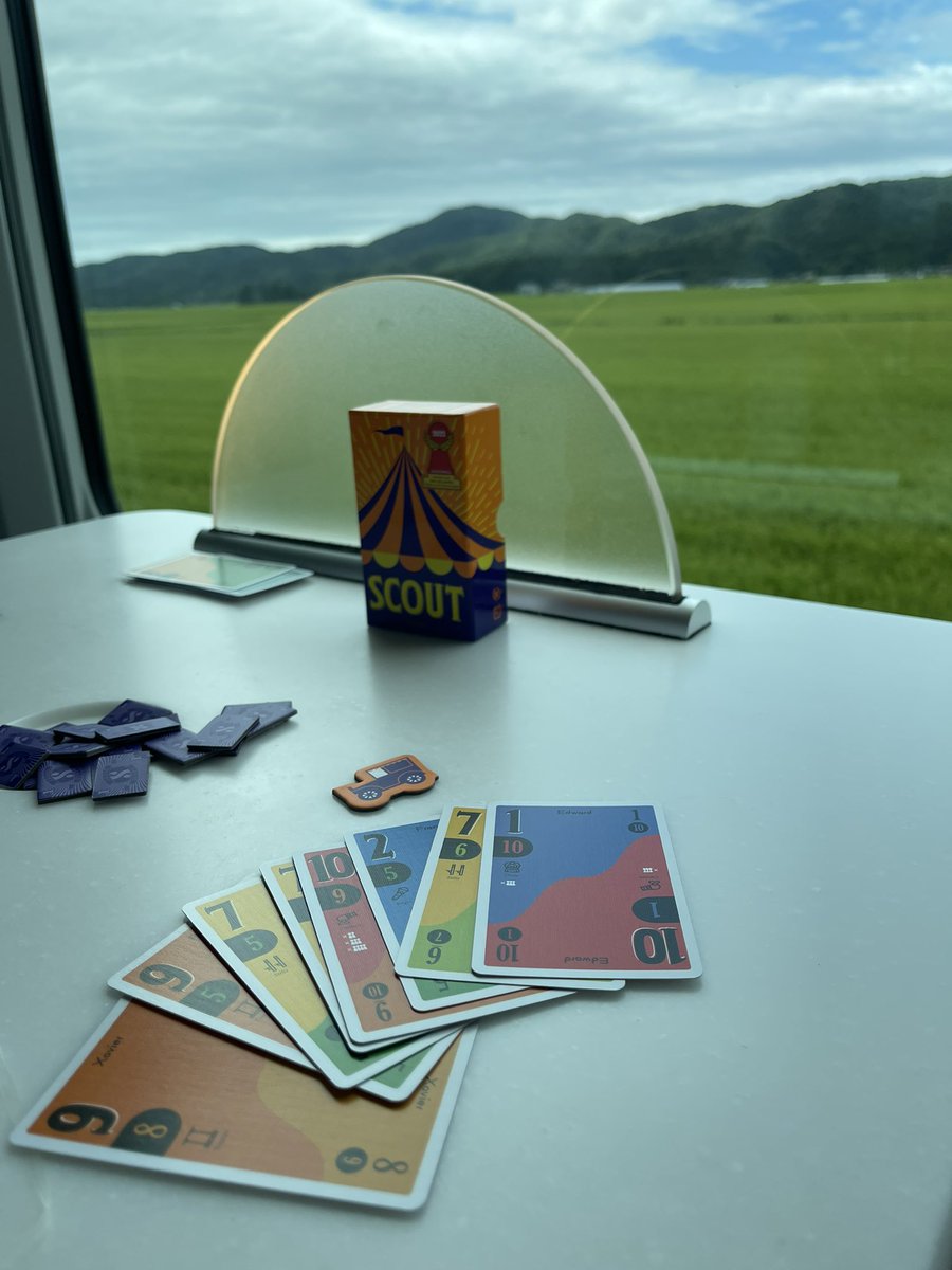 boadgameX's tweet photo. 先日旅行先で遊んだ　#ボードゲーム　は　#スカウト　です。
配られた手札を一切並び替えず、大富豪のように場より強い役（連番や同数）を出していく
ゲームです。手札の中で「隣り合っているカード」しかまとめて出すことができませんが、他人の出したカードを自分の手札にスカウトして補強できます。 https://t.co/VWq3IXp2Z5