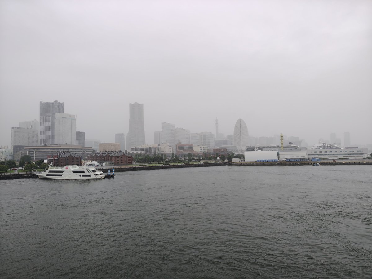 CoryNassy's tweet photo. 横浜は雨模様。
隣を見たら同じく大型客船。
商船三井、確かこっちよりも1泊少ない…確か同じような行程で、母にも提案した記憶がある。
それでも母は「飛鳥がいい！！」と。

また乗れるかな〜
父ちゃんの写真をカバンに忍ばせ〜

また会いましょう！！

#飛鳥II https://t.co/bG3bdhw3f8