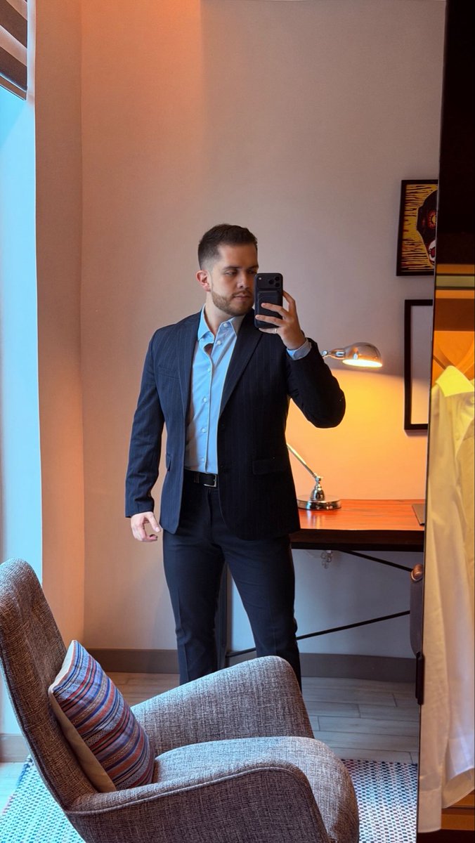 AstroErick_'s tweet photo. Hoy nos vamos de traje. https://t.co/ewuTvoKl1h