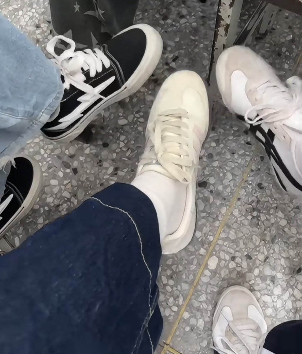 Ya5lluz's tweet photo. 被我们踩了贱狗你应该说什么？
#女高 #atm奴 #榨金 #贡奴 #臭脚 https://t.co/FuEgD1jZI5