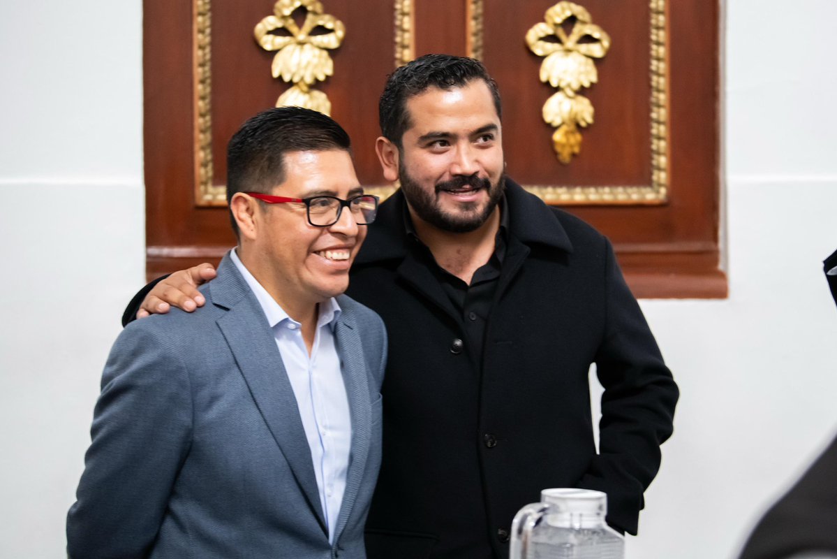 Alberto_Vanegas's tweet photo. Hoy tuvimos sesión ordinaria en el Congreso de la Ciudad de México y también acompañamos a mi hermano @pedrohaceslago  en la presentación de una iniciativa que pone sobre la mesa una realidad que vemos todos los días: miles de repartidoras y repartidores recorren nuestras calles bajo el sol, la lluvia y durante largas jornadas. Por eso se propone crear estaciones seguras donde puedan descansar, hidratarse, usar un sanitario y cargar sus equipos. No se trata de privilegios, sino de reconocer la dignidad de quienes todos los días hacen posible que las cosas lleguen hasta nuestra puerta. ¡Así, la #Transformación AVAnza! ✨🇲🇽

📸: @eduardomarquezsiguenza 

#CongresoCDMX #BancadaDeLaTransformación 
#AlbertoVanegas #AvanzamosPorTlalpan