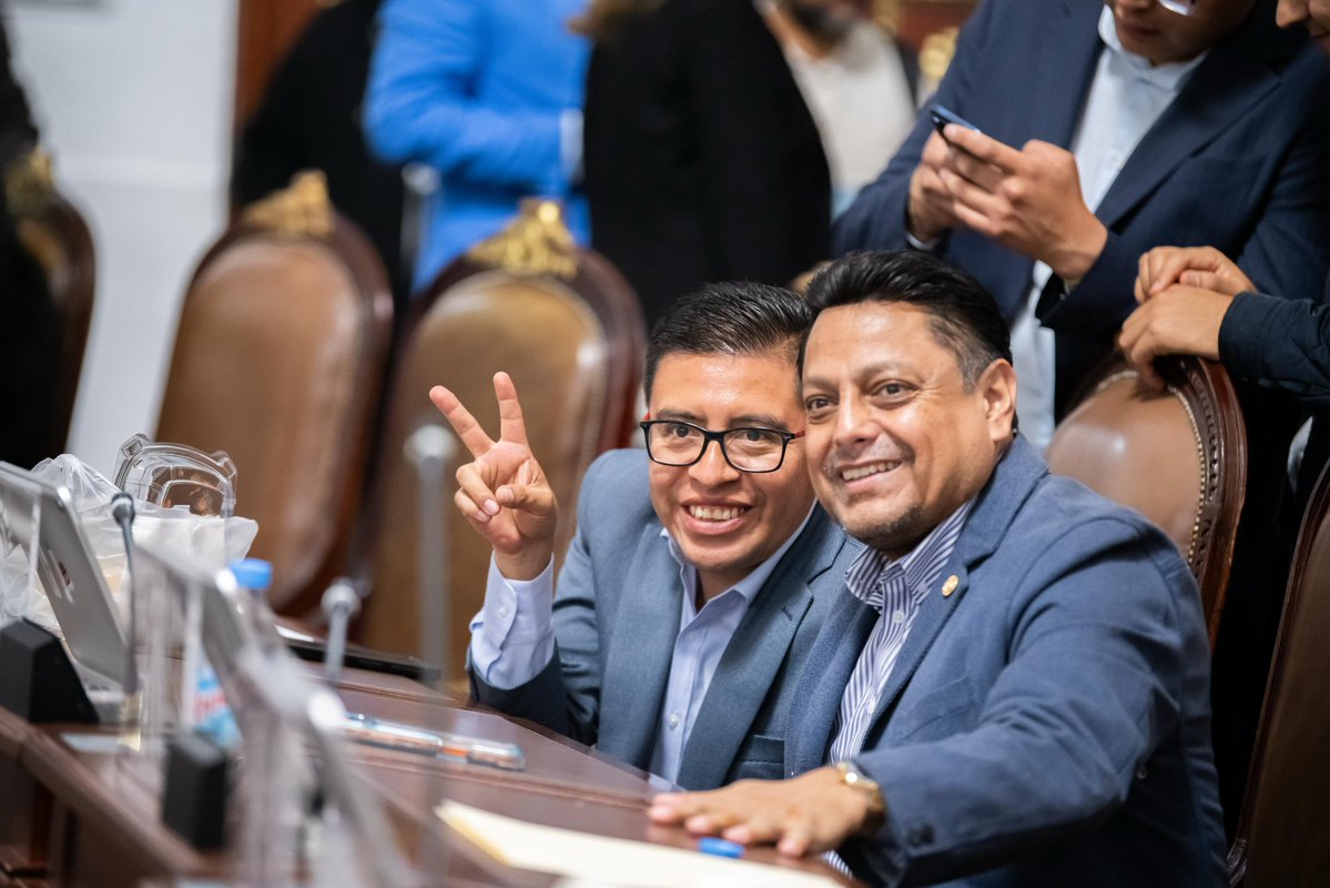 Alberto_Vanegas's tweet photo. Hoy tuvimos sesión ordinaria en el Congreso de la Ciudad de México y también acompañamos a mi hermano @pedrohaceslago  en la presentación de una iniciativa que pone sobre la mesa una realidad que vemos todos los días: miles de repartidoras y repartidores recorren nuestras calles bajo el sol, la lluvia y durante largas jornadas. Por eso se propone crear estaciones seguras donde puedan descansar, hidratarse, usar un sanitario y cargar sus equipos. No se trata de privilegios, sino de reconocer la dignidad de quienes todos los días hacen posible que las cosas lleguen hasta nuestra puerta. ¡Así, la #Transformación AVAnza! ✨🇲🇽

📸: @eduardomarquezsiguenza 

#CongresoCDMX #BancadaDeLaTransformación 
#AlbertoVanegas #AvanzamosPorTlalpan