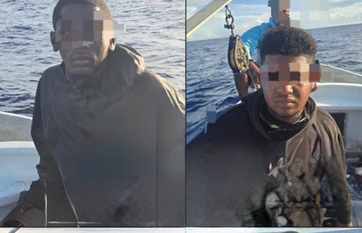 FFAAHN's tweet photo. #OperacionesFFAA || En cumplimiento de las labores de vigilancia y control de los espacios marítimos nacionales, las #FFAA  mediante la Fuerza Especial Naval y la Base Naval de Guanaja, realizaron la interdicción de la embarcación “NO RULES”, al noreste de Guanaja, con cuatro tripulantes de nacionalidad hondureña.

Durante la inspección se constató el transporte de 50 bidones de combustible tipo gasolina, con capacidad de 18 galones cada uno, sin contar con los permisos correspondientes para la navegación y transporte de hidrocarburos. 

Asimismo, la embarcación fue trasladada a la Base Naval de Guanaja para el procedimiento correspondiente.

#FuerzasArmadasHN