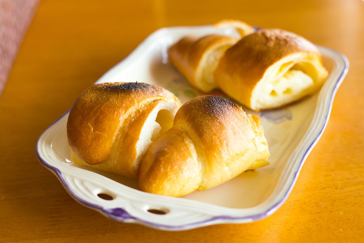JeneDerer's tweet photo. Just pulled the most perfect flaky croissants out of the oven—warm, buttery, and the smell has my whole apartment buzzing. 10/10, baking Sundays hit different! https://t.co/221Ir1afx3