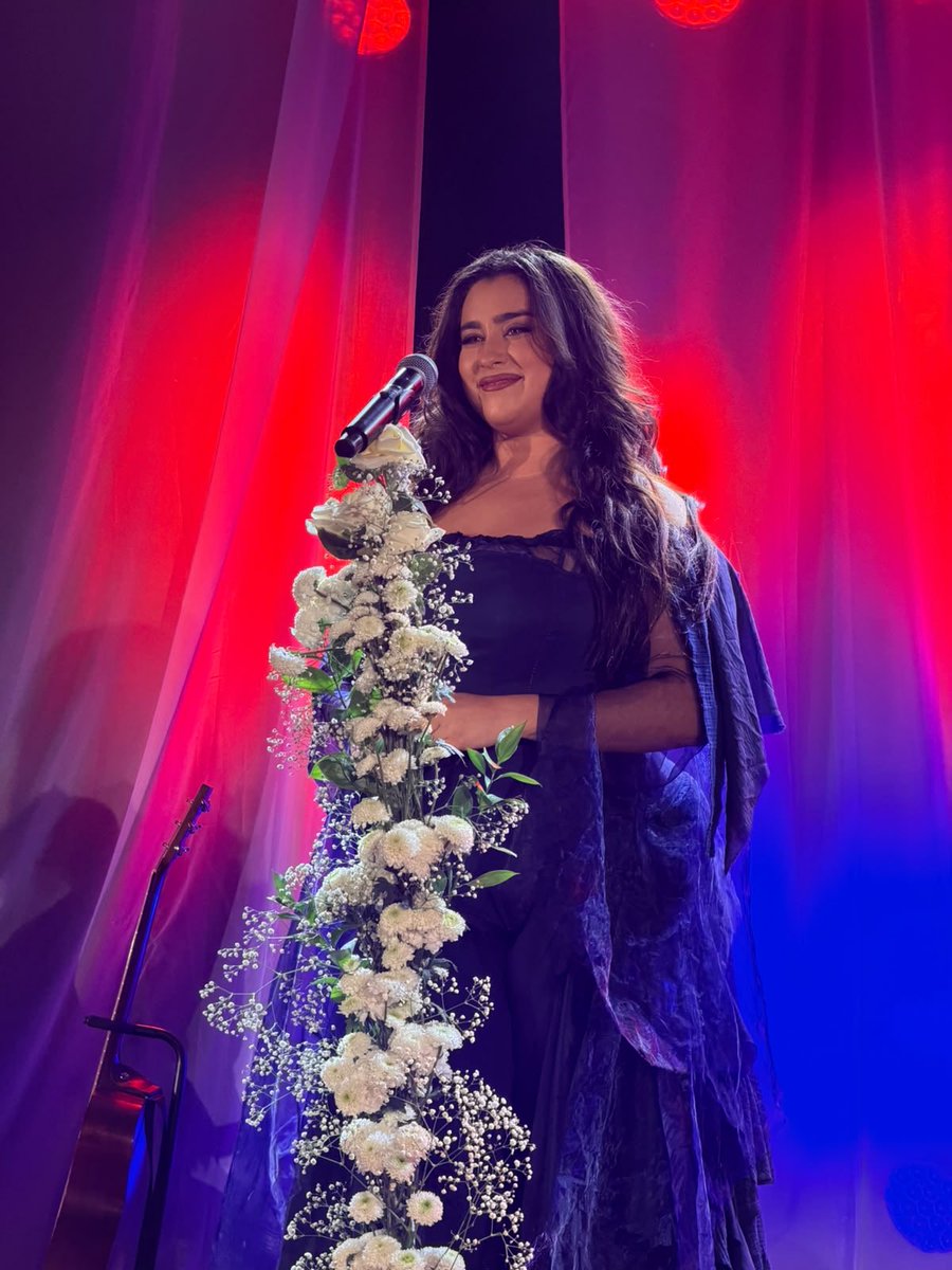 LMJUpdates's tweet photo. #PHOTO | Lauren on stage tonight in Belo Horizonte https://t.co/PbZDSmyKoK
