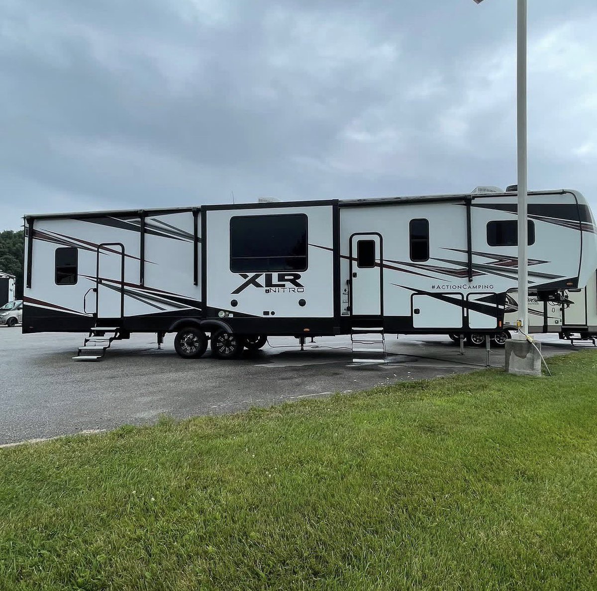 Thrillrsrv's tweet photo. 2021 nitro XLR toy hauler. 35dk5 Residential fridge, generator, fireplace, 2 ACs and much more! 

$71,955 https://t.co/JPEn5Yos53