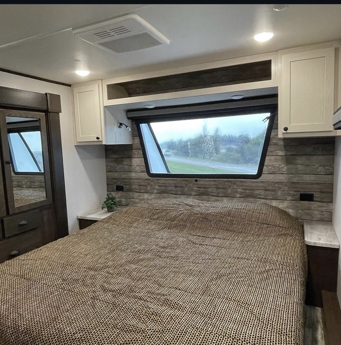 Thrillrsrv's tweet photo. 2021 nitro XLR toy hauler. 35dk5 Residential fridge, generator, fireplace, 2 ACs and much more! 

$71,955 https://t.co/JPEn5Yos53
