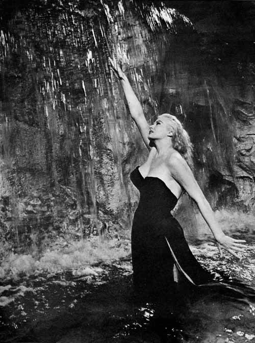 JLo's tweet photo. La Dolce Vita https://t.co/51qW13Gq5M