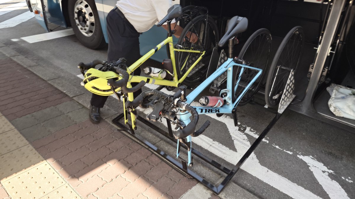 hayavusa's tweet photo. 淡路島までバスで運んでくれるんだけど、
サドル高の制限が低すぎて使いもんにならん
身長170ぐらいでも危なくて、175だとアウト

サドル下げたら載るけど、サドルの微調整が必要なら梱包して輪行する方がマシ

https://t.co/ea5TLugMxu https://t.co/QUwNK97q2h