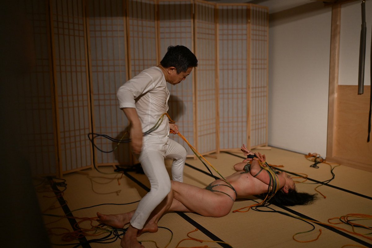 naoko_shibari's tweet photo. 緊縛 喜多征一先生
@seiichi_kita
@smluvury
撮影 ノジノジさん
#緊縛 #喜多征一 #心縛美実演会 #緊縛LIVE #shibari #art #kinbaku #BDSM #StudioSHIBARI #東京 #名古屋 #緊縛教室 https://t.co/zgAswVaNSW