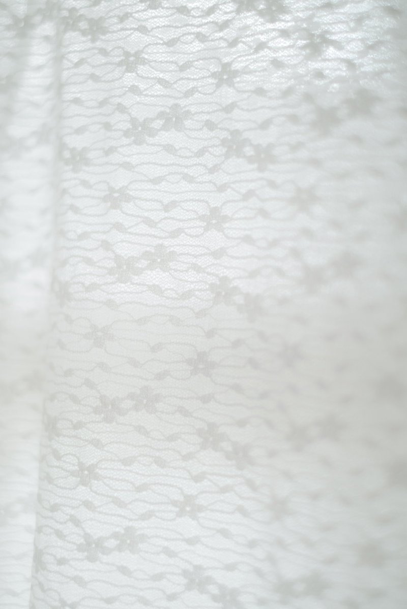 rinakatsuta_'s tweet photo. FWシーズンテーマである「VEIL」をそのまま纏ったような、象徴するような繊細で上品な美しいレース。

ブランドのキーモチーフでもある「花」が全体に散りばめられています。💐

一枚で着用しても重ねて着ても、オールシーズン活躍してくれる万能アイテムです☺️
https://t.co/aelotBLlhm https://t.co/FXnmB89isZ