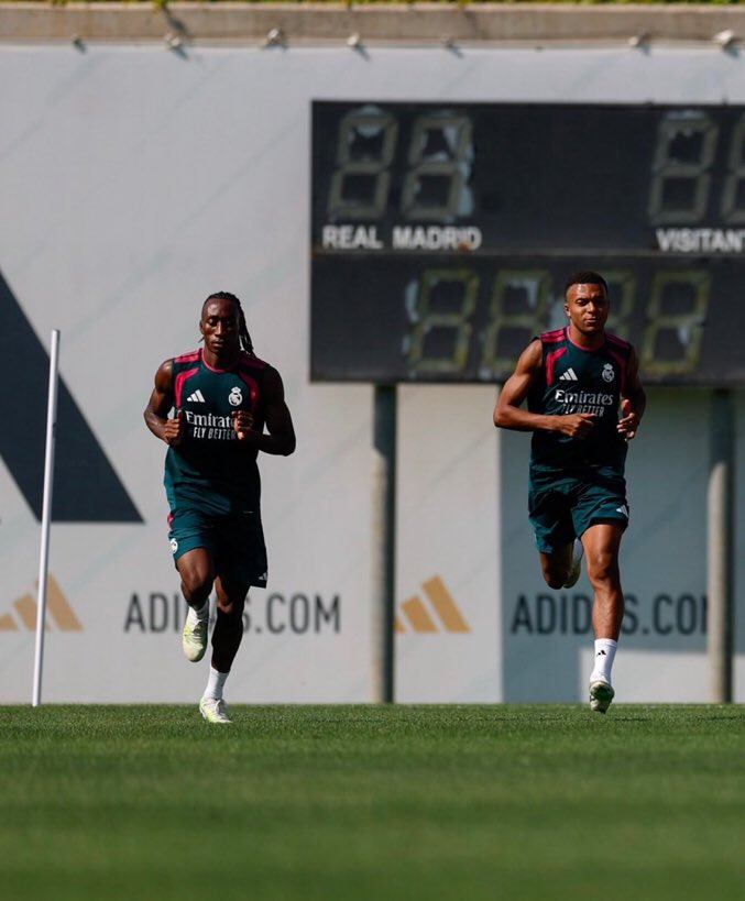 JosephDTOM's tweet photo. Kylian Mbappé 🇫🇷 &amp; YAN DIOMANDÉ 🇨🇮 Best friend ever 🫂🤍 https://t.co/C0vFHiUtga