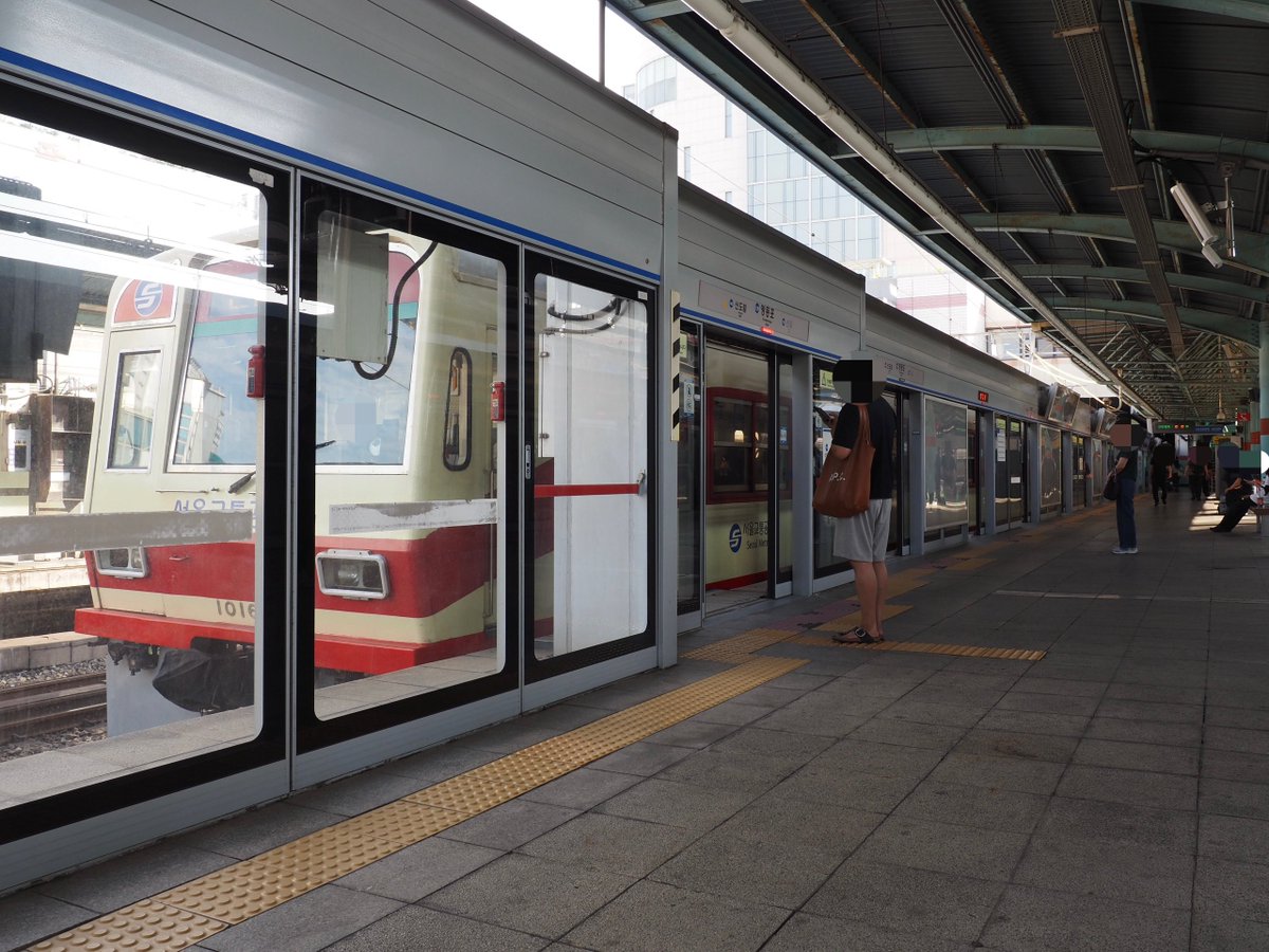 koropinkoropin's tweet photo. 速報値 永登浦駅
なんとクリーム色が4本も来て完全成功という驚嘆すべき奇跡を成し遂げたことに大満足した。朝ラッシュは優れている。116編成もケツなら打てたので打てばよかったな。あまりに優れて呆然としていた。 https://t.co/SYXNULnDwh