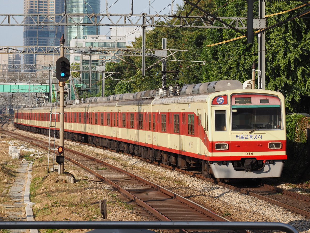 koropinkoropin's tweet photo. 速報値 永登浦駅
なんとクリーム色が4本も来て完全成功という驚嘆すべき奇跡を成し遂げたことに大満足した。朝ラッシュは優れている。116編成もケツなら打てたので打てばよかったな。あまりに優れて呆然としていた。 https://t.co/SYXNULnDwh