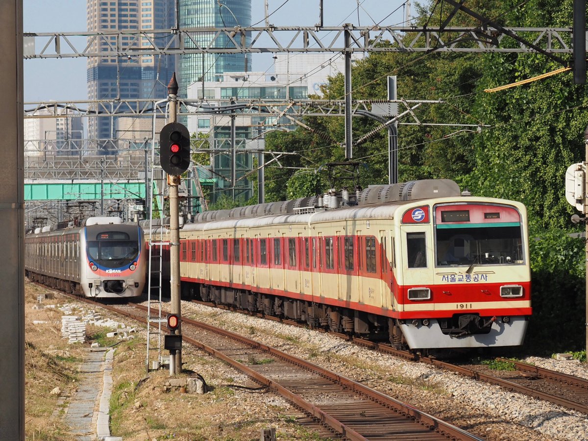 koropinkoropin's tweet photo. 速報値 永登浦駅
なんとクリーム色が4本も来て完全成功という驚嘆すべき奇跡を成し遂げたことに大満足した。朝ラッシュは優れている。116編成もケツなら打てたので打てばよかったな。あまりに優れて呆然としていた。 https://t.co/SYXNULnDwh