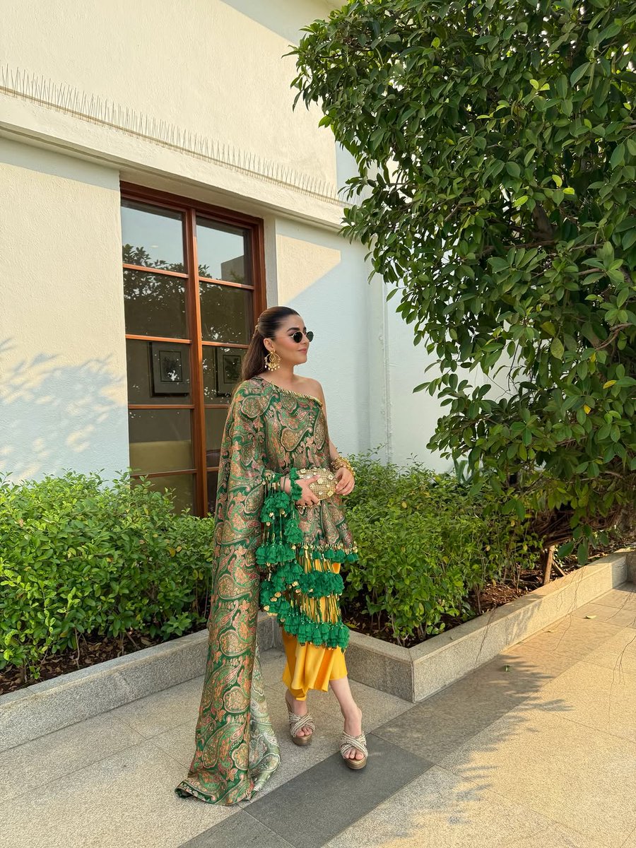 ishamultanizpgb's tweet photo. Proud to be a part of an Industry where the talent is boundless!

This  outfit was so stunning and unique, with tassels that stole the show. Take a bow !

My  heels that are my go-to! Comfortable and chic, they have the best collection for every Wedd... https://t.co/kGMBBBnHMc
