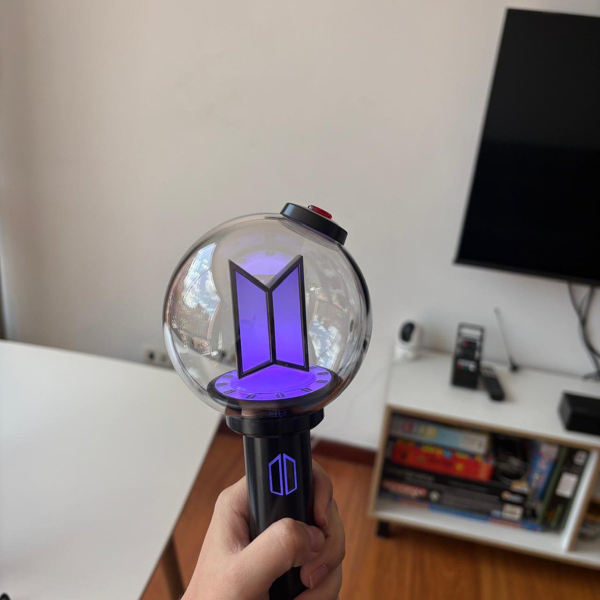 Sweetygluvv's tweet photo. Tengo 19 años
Me compré el army bomb 
No "padres ricos"
No "tuve suerte" 
Me puse una meta y la alcancé 
Disciplina, conciencia y prioridades. https://t.co/mMRPubC0dX