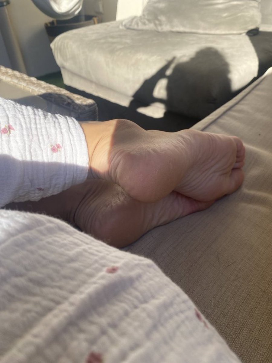 goddessjoyyyyy_'s tweet photo. today I want capable ones, obedient ones, generous ones, real ones, simply put.

#findom #feet https://t.co/NhfHEnyQ5S