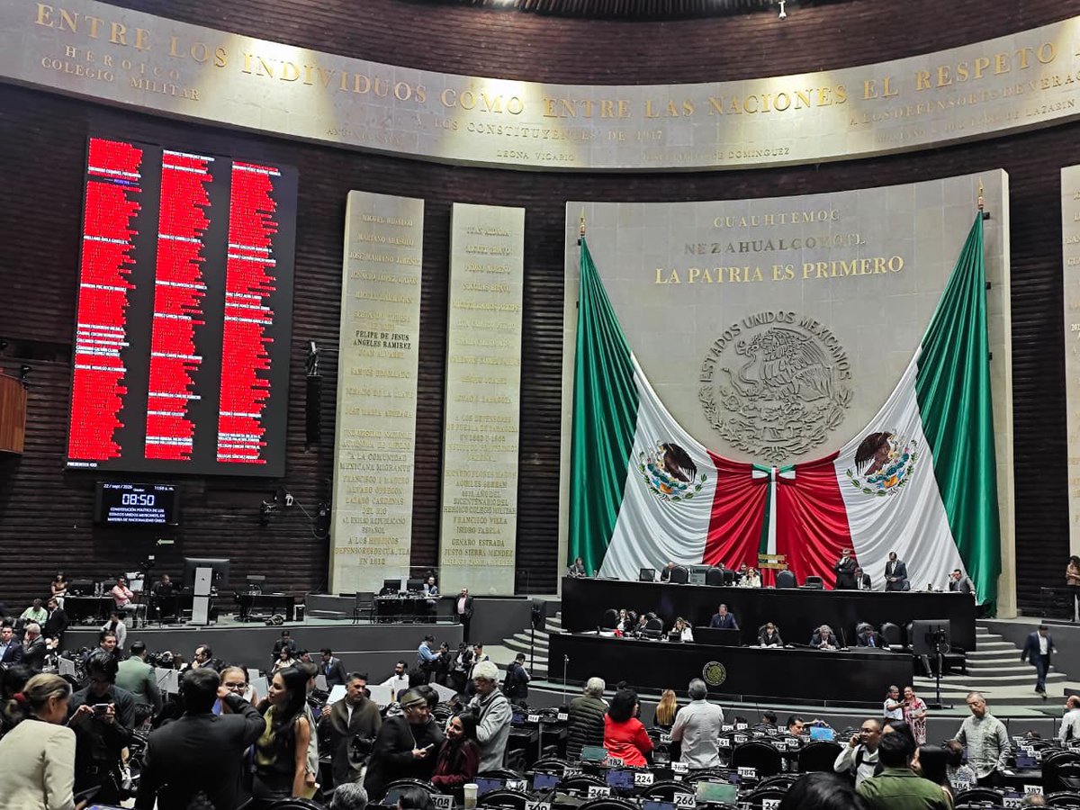 julioc_moreno's tweet photo. 🇲🇽 ¡Para gobernar México, una sola nacionalidad!

Hoy voté a favor de la reforma constitucional en materia de nacionalidad única, aprobada en lo general en la @Mx_Diputados.

Con 344 votos a favor, 116 en contra y 1 abstención, avanzamos para establecer que quienes aspiren a la Presidencia de la República, a una gubernatura o a la Jefatura de Gobierno de la Ciudad de México deberán contar únicamente con la nacionalidad mexicana para ejercer estos cargos. 

La doble nacionalidad no será compatible con la responsabilidad de encabezar los Poderes Ejecutivos de nuestro país: quien tenga otra nacionalidad deberá renunciar a ella antes de solicitar su registro.

México es nuestra Nación, nuestra bandera y nuestra Patria. ¡Para gobernar México, una sola nacionalidad y un solo compromiso: México!🇲🇽

#JCM