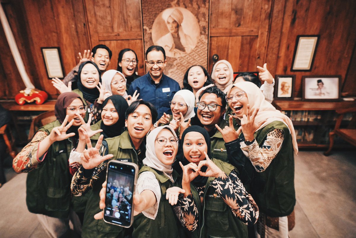 aniesbaswedan's tweet photo. Salam dari Pengajar Muda angkatan ke-28 yg baru berangkat penempatan minggu lalu. :)

Alhamdulillah, Indonesia Mengajar masih rutin berjalan tiap tahun. Bangsa ini tidak pernah kekurangan stok anak2 muda hebat dan gigih. https://t.co/o8ZHCOw82x