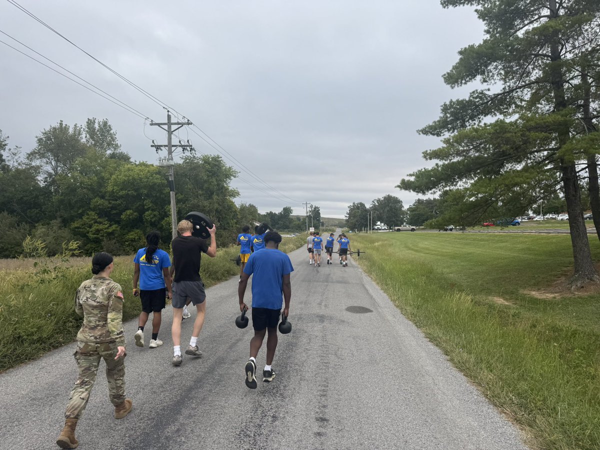 SIC_MBB's tweet photo. A big thank you to the Illinois National Guard for challenging @SIC_MBB during our annual day of strength, conditioning, and team building! 🦅

#GoFalcons | #SICBasketball https://t.co/IL65jjHPWB