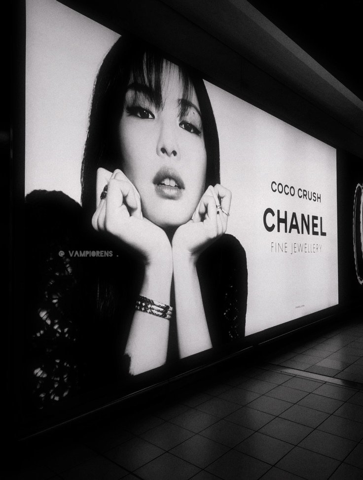 vampiorens's tweet photo. ᅟ   ᅟ   ᅟ   ᅟ  ᅟᅟᅟᅟ   ᅟ   ᅟ   ᅟ   ᅟ   ᅟ   ᅟ
oh , que d'amour ! imaginez être invité à un événement et voir votre visage à l'entreé principale. je suis tellement reconnaissante d'avoir CHANEL comme deuxième famille. je vous aime tous! ᅟ   ᅟ   ᅟ   ᅟ  ᅟᅟᅟᅟ   ᅟ https://t.co/4IHvK4NoLB