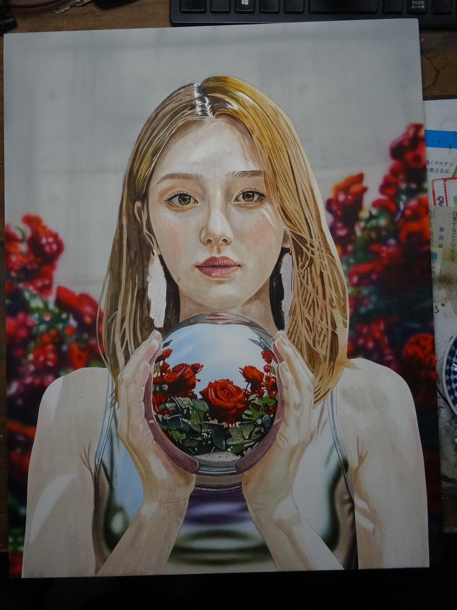 oomoridante's tweet photo. メタル＆フラワーシリーズ第１作
  「Rose　Mirror」
  制作過程　VOL３

メタルボールに映り込む薔薇の花を描きます。
背景のボカシ気味の薔薇とは対照的にばっちりピントが合った薔薇の花です、細かい作業をアクリル絵の具で描きます。 https://t.co/GrK8oPpgUi