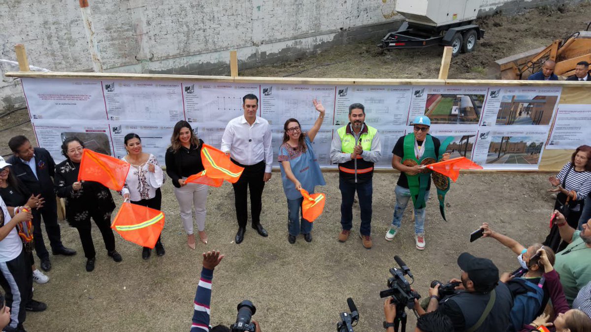azucenacisneros's tweet photo. Hoy dimos el banderazo de arranque de la construcción de nuestro primer “Centro Comunitario México Imparable”. Agradezco la visita de nuestro compañero @MiguelTorrucoG, subsecretario de prevención, en representación de nuestra presidenta de República Dra. @Claudiashein. Estamos atendiendo las causas para continuar pacificando #Ecatepec. #CambioQueSeSiente