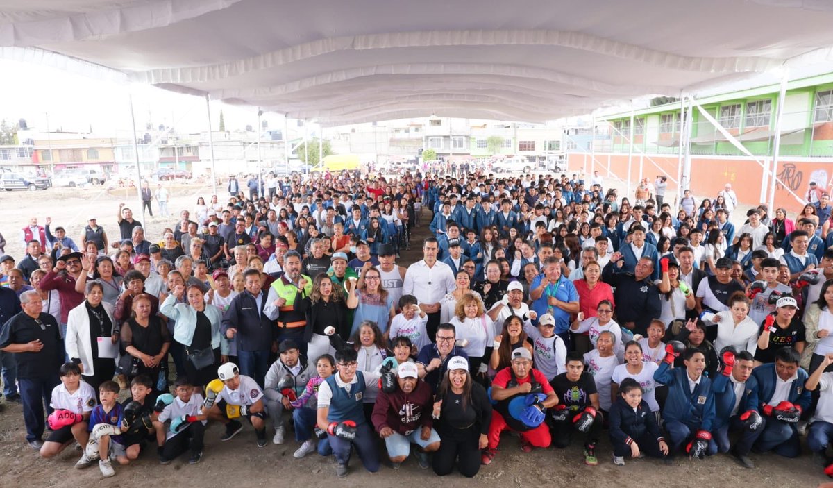 azucenacisneros's tweet photo. Hoy dimos el banderazo de arranque de la construcción de nuestro primer “Centro Comunitario México Imparable”. Agradezco la visita de nuestro compañero @MiguelTorrucoG, subsecretario de prevención, en representación de nuestra presidenta de República Dra. @Claudiashein. Estamos atendiendo las causas para continuar pacificando #Ecatepec. #CambioQueSeSiente