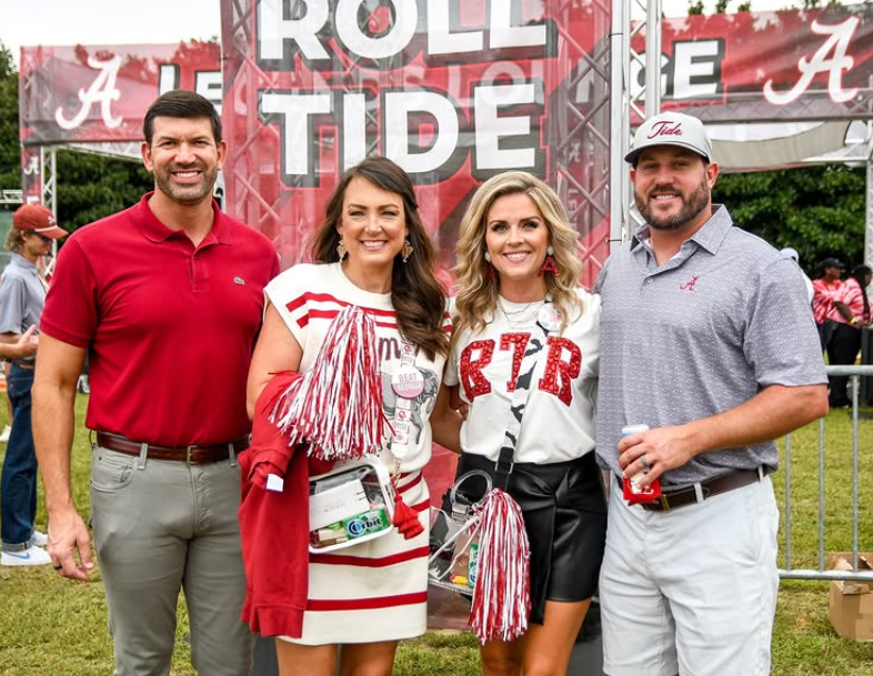 uagameday's tweet photo. Family Weekend is here, Tide Fans! 😍 Check out everything you need to know for a perfect weekend! 

Schedule-https://t.co/ZHQW9Dc3EH

Parking-https://t.co/S6Cw6dP0VG

#RollTide #BamaGameday https://t.co/8Rw1XtmNvC