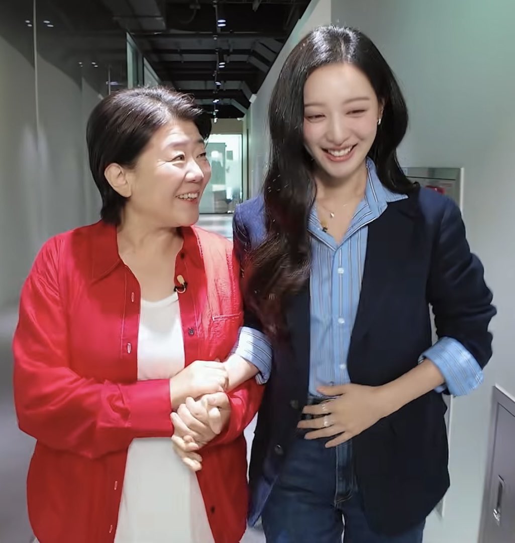 jwoniiee_'s tweet photo. When Kim Jiwon found out she’d be working with Lee Jungeun, she went home and proudly told her mom, 

“I’m working with Lee Jungeun sunbaenim!!!!!” https://t.co/t15520vi2s