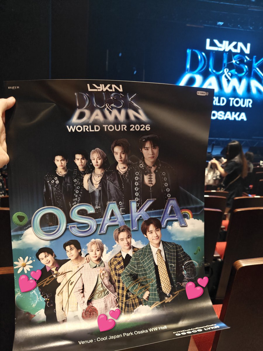 mayuko0917125's tweet photo. 2日目は初めてのサイン入りポスターとサウチェとハイタとグルショ🫶
緊張するにも程がある！娘は緊張し過ぎで終わったあと泣いてた😭
グルショは娘がLegoくん母がHongくんで見事希望通り✨わたしWilliamくん推しなのにこの2日間はHongくんばかりに目がいってました👀💕
#LYKNDuskAndDawnxOsaka https://t.co/Dix7UFtRVJ