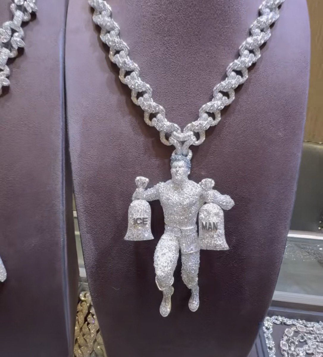 certifiedjared's tweet photo. Drake’s new ICEMAN chain 💰 https://t.co/nUygjBT2ek