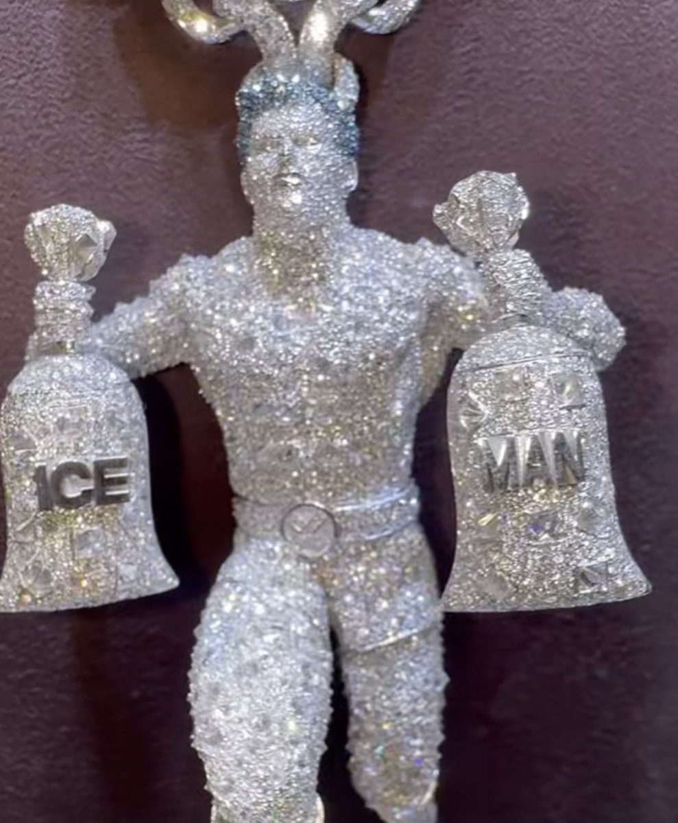 certifiedjared's tweet photo. Drake’s new ICEMAN chain 💰 https://t.co/nUygjBT2ek